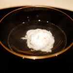 膳処末富 - ●お椀：白魚のしんじょ
      2年熟成の昆布は濃縮した円やかな旨みの出汁。しんじょが甘みを昆布が優しく包み込むように、穏やかで綺麗が味わいに満ちたお椀。