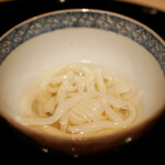 膳処末富 - 二杯目はお出汁を注いて頂きます。
      お出汁に纏った薪の薫香が極上の旨味をつくり、昆布の深い味わいをベースに薪の香りをお出汁に閉じ込めたかのような口当たりがさらに美味しい！