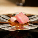 膳処末富 - ●メジマグロのたたき
      藁で燻した香り付けに加え、桜チップで香りを上書きするように乗せる。