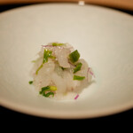 膳処末富 - 白海老のしっとりした質感を噛み締めて甘みを覚え、酸味として口直しさせてくれる一品。