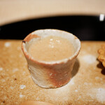 膳処末富 - ○ビスク
      室井さんや鈴田式で使う魚の中骨を濃縮したもの。ザラッとした舌触りに濃厚な風味を炸裂させ、しっかりとした旨みを放つ一杯！