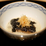 膳処末富 - ●薪焼きマッシュルーム きのこのソース
      薪焼きしたマッシュルームにチーズとキノコを合わせワインビネガーやお出汁を合わせたソース。