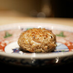 膳処末富 - 高原比内地鶏と高坂鶏を合挽きした鶏つくね。 焼き加減は極めてレア。