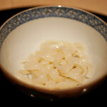 膳処末富 - ●薪うどん
      すうどんながらもむっちりとした太さに纏わせた綺麗な薪の香り。えんみも心地よく咀嚼を進ませ、旨さの味わいに浸れる。