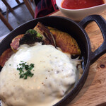 パウロ アンド ボルガ - 鉄板ふわふわチーズハンバーグ（トマトソース）