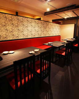 Gyouzanabe A-Chan Kitashinchi - 12席あるテーブル席。