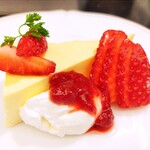 神戸 萩原珈琲店 - 神戸市産いちごのチーズケーキ