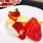 神戸 萩原珈琲店 - 神戸市産いちごのチーズケーキ