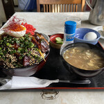 正華食堂 - メガ盛り丼。