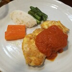 キッチン ブルー グローブ - 鶏胸肉のピカタのアップ