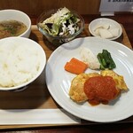 キッチン ブルー グローブ - 鶏胸肉のピカタ、柚子胡椒仕立てトマトソース