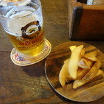 パントリー コヨーテ - 生ビールにポテト