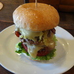 パントリー コヨーテ - チーズ２枚ものせてダブルダブルチーズバーガーにダブルベーコンとマッシュルームのトッピング