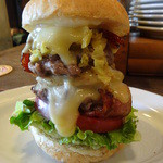 パントリー コヨーテ - 横から見るとこの厚さのダブルダブルチーズバーガー、ダブルベーコントッピング