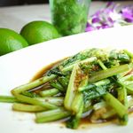 Mohitoteburu - 青菜と唐辛子のガーリック炒め
