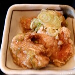 Yui An - ○チキン南蛮
                      鶏の唐揚げに甘酢醤油が掛けられている。
                      
                      唐揚げはカラッと揚ってて
                      これだけヒタヒタにタレが掛かっていても
                      カリッとしてる部分も残ってる。
                      
                      鶏肉自体が良い鶏肉使ってるのが判る❕