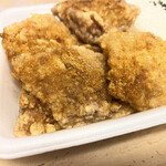 Karaage Semmon Happi Shouten - 唐揚げにカレーパウダーがかかって食欲をそそります。