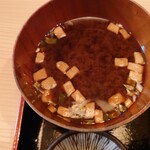 Yui An - ○お味噌汁
                      細かな豆腐が入ってる。
                      豆腐を見ると結構煮込んじゃってる感じだけど
                      味噌汁自体の味わいは美味しい。
                      
