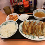 Hidakaya - 餃子は平均以上です。キムチは冷えてて口直しに最適解。