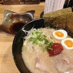 らーめん紫龍 - 紫龍らーめん850円くらい&辛いラー油100円。普通のとんこつベースなラーメン(だと思う、自信ナシ)