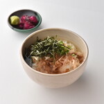 茶泡饭李子、鲑鱼、海藻