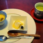 日本料理 三嵋 - 水菓子
      ⑲チーズケーキ、黒胡麻ムースの黒豆載せ
      ⑳南瓜ぜんざい
      お飲み物
      ①緑茶