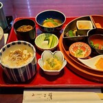 Nihon Ryouri Sambi - 京御膳　俳風(税込3,300円)
                ①鰤&鰆②豚角煮③サーモン④湯葉⑤とろろ芝海老⑥青海鼠⑦焼き鯖⑧ピーマン⑨芝海老の磯辺揚げ⑩白身魚フライ⑪生ハム手鞠寿司⑫煮薩摩芋⑬出汁巻き玉子等⑭ちりめん山椒ご飯等