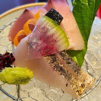 日本料理 三嵋 - ①寒鰤&炙り寒鰆
                    炭の薫りがないので、ガスバーナーでの炙りだと思う。
                    鰤は脂がのってゆっくりだが蕩けていきますね。