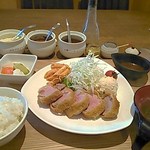 ももやま - 棒ヘレ定食・向こう側にタルタルソース・胡麻ソース・おろし大根ソース。ドレッシング・天然塩・からし