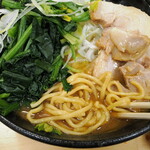 ラーメン 三亀 - 麺を引っ張り出す