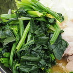 ラーメン 三亀 - おいしい山盛りのほうれん草