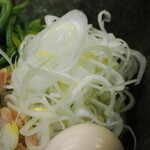 ラーメン 三亀 - たっぷりの白髪ネギ