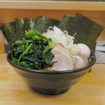 ラーメン 三亀 - 山盛りの特三亀ラーメン