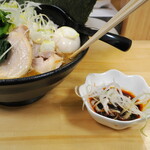 ラーメン 三亀 - ネギのタレ