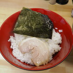 ラーメン 三亀 - ご飯にチャーシューと海苔