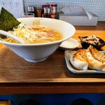 Mori Shouten - 黄金の中華ぞば 900円
                餃子(焼)3個　350円
                鶏とネギの小鉢　サービス