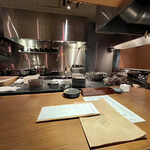 臥薪 - 臥薪らしい開放的な店内です