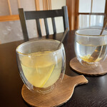 Kafe Kinari - ドリンク付きはプラス100円　自家製レモネードとりんご茶　二重グラスに注がれてきました♪