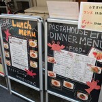 パスタハウス エニ - 週末店頭看板。