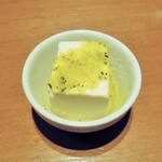 クラフトビアマーケット - お通し(豆腐の上にチーズ！)