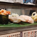 立食い寿司 根室花まる - オススメ３貫　右　花咲カニ、トロにしん、寒ブリ