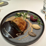 メイ - フェザン（フランス産キジ）胸肉とフォアグラのパイ包み焼き、セップ茸のソース、マデラ酒のソース。