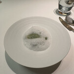 メイ - ❹鮑のソテー、菜の花のソースで和えた菜の花とホタテのタルタル、ラビオリ、くるみ、ミルクの泡。