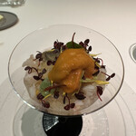 メイ - 新玉ねぎのババロワ、ズワイガニ、ウニ、塩レモン、トマトのジュレ。