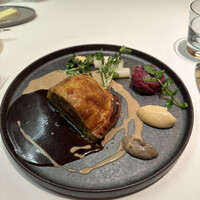 メイ - フェザン（フランス産キジ）胸肉とフォアグラのパイ包み焼き、セップ茸のソース、マデラ酒のソース。