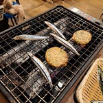 磯丸水産 - お通しを焼いているところ