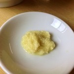 麺屋 ようすけ - 別皿で登場の擦りニンニク：ニンニクラーメン