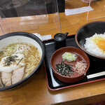 そば処 大塚 - とろろラーメン、たまごかけごはん