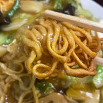 中国餐館 生駒軒 - 五目焼きそばの麺アップ。程よく焦がした部分ご香ばしくて美味しさを倍増させてます。