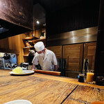 Katsuyoshi - ◎店主の水上さんがカウンターの目の前でとんかつを揚げて行く。
